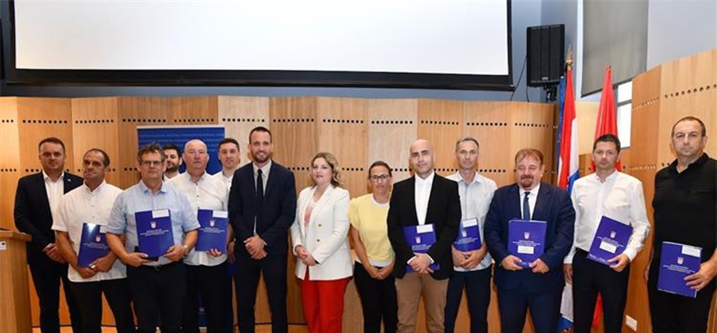 Ministar Erlić u Skradinu uručio ugovore vrijedne 2,8 milijuna eura